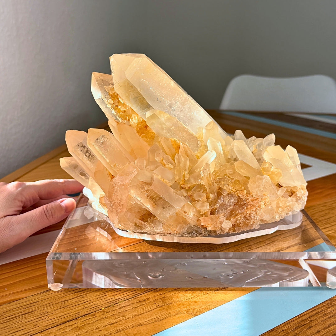 Retas gelsvo atspalvio Kalnų Krištolas su stovu