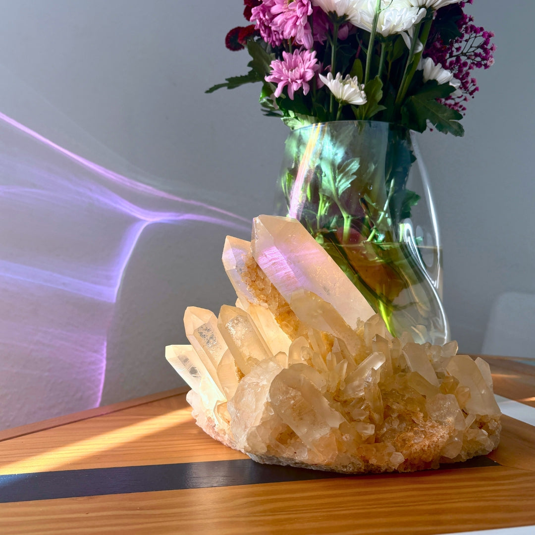 Retas gelsvo atspalvio Kalnų Krištolas su stovu