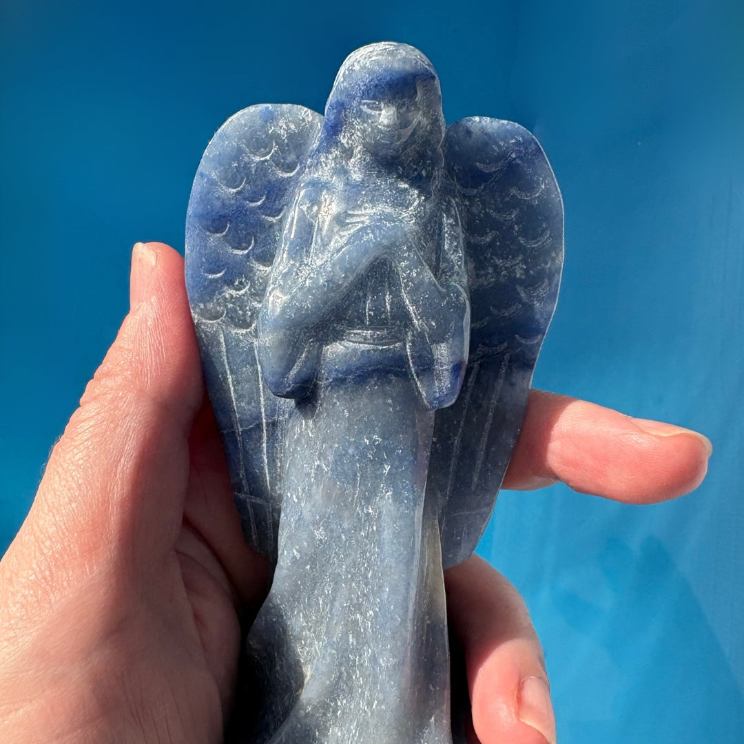 Mėlynojo aventūrino angelas – ramybės ir pasitikėjimo kristalas