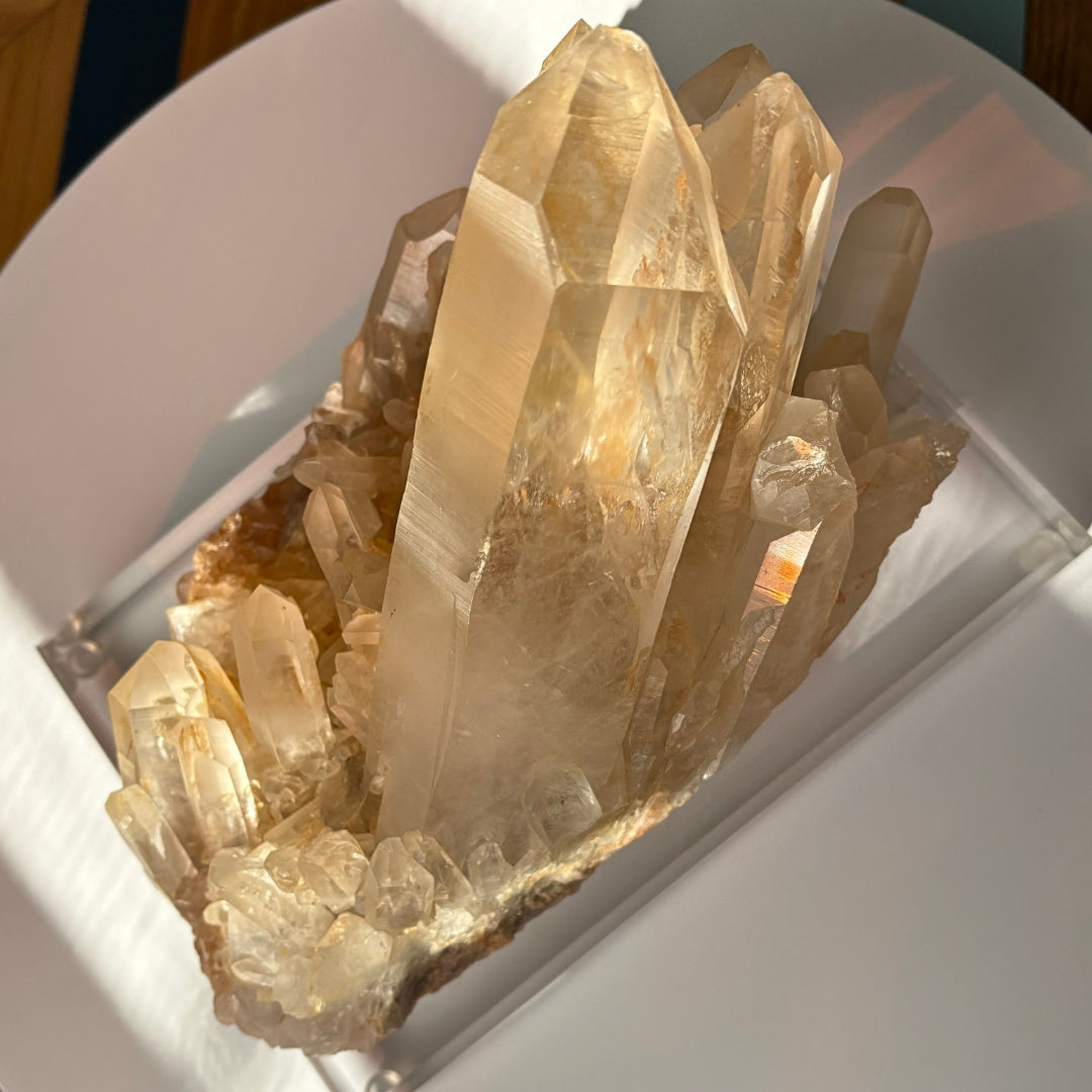 Retas gelsvo atspalvio Kalnų Krištolas su stovu